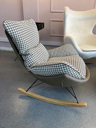 Fotel bujany OTILIA brązowa pepitka -  drewniane płozy, ekoskóra