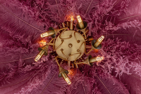 MOOSEE lampa wisząca TIFFANY 135 różowa   mosiądz / naturalne pióra