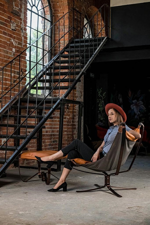 Fotel ARNI LOW z podnóżkiem pomarańczowy  - ekoskóra, miedz