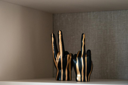 RICHMOND dekoracja HAND PEACE             czarno-złota