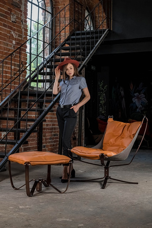 Fotel ARNI LOW z podnóżkiem pomarańczowy  - ekoskóra, miedz