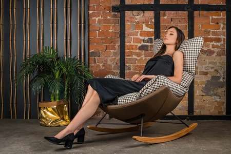 Fotel bujany OTILIA brązowa pepitka -  drewniane płozy, ekoskóra